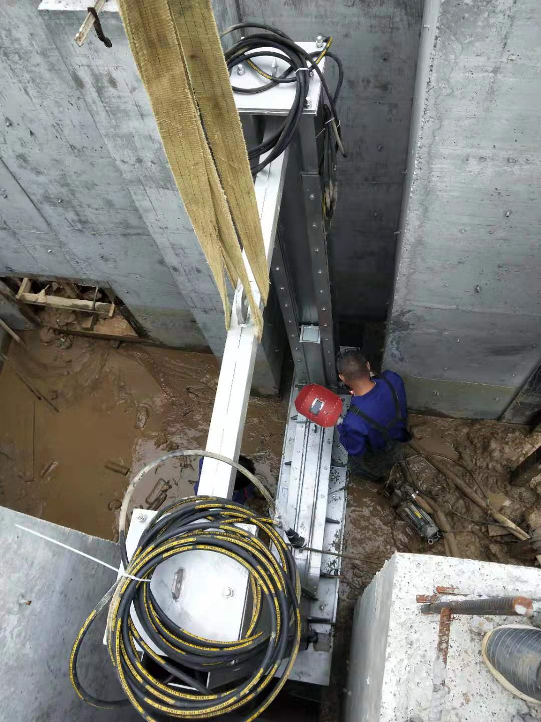 液動下開式堰門