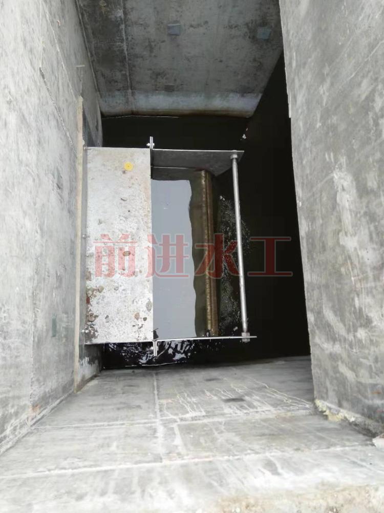 液動旋轉式堰門